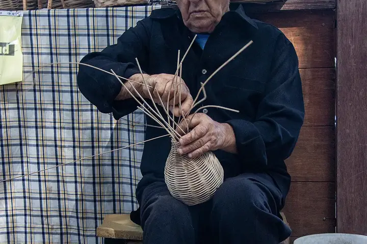 Cestas de fibras naturales en decoración mexicana