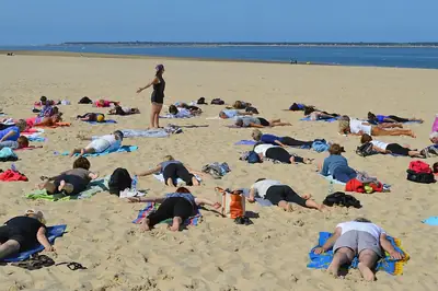 Yoga al Amanecer: Hábitos para Empezar el Día en México