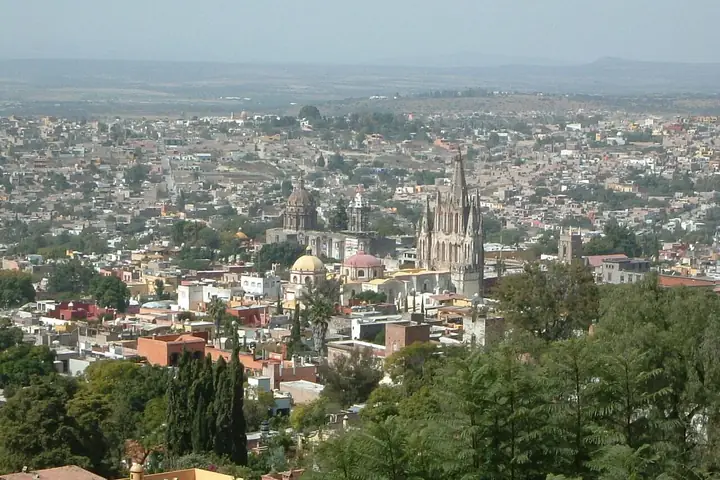 Calles coloniales de pueblo mexicano