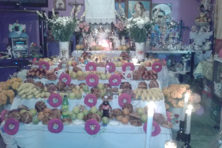 Altar de Día de Muertos con cempasúchil