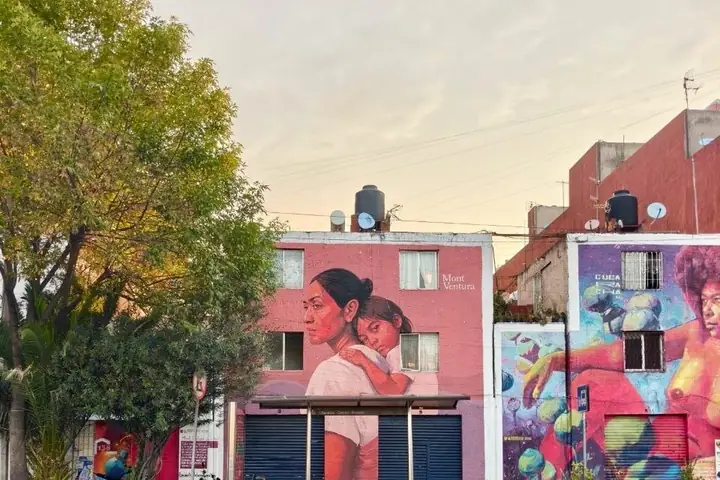 Mural de arte urbano en ciudad mexicana