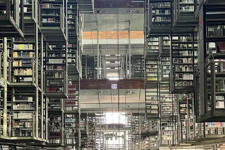 Interior de la Biblioteca Vasconcelos en CDMX